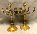 Par de belos castiçais em bronze pesado dourado, medindo: 51 cm alt.