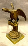 Escultura de mesa em metal dourado base em ônix, medindo; 23 cm alt. (possui restauro na asa)