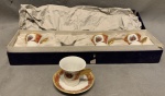 Na Caixa - 4 xícaras em porcelana com seus respectivo pires para café de coleção.