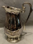 Jarra para suco ou agua de metal prateado, medindo: 22 cm alt.