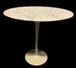 SAARINEN - linda mesa lateral, tampo de mármore de Carrara base de fibra, medindo: 52 cm alt. x 57 cm x 38 cm
