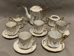 Lindo jogo para café: contendo: 5 xícaras com seus respectivos pires, leiteira, bule, e açucareira (sem tampa)