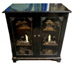 Espetacular console oriental laqueado com detalhes na porta e escultura de Marfim, medindo: 85 cm larg. x 92 cm alt. x 45 cm prof. (precisa de restauro, marcas do tempo)