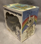 Raro brinquedo na caixa Oriental.
