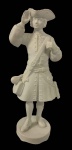 Maravilhosa escultura em porcelana refinada, BISCUIT, representando nobre inglês, medindo: 21 cm alt.