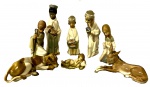 LLADRÓ - Belíssimo presépio de coleção em porcelana espanhola ricamente policromada, fosqueada, constando 08 peças, sendo "Jesus", "José", "Maria", "Reis Magos", "Burrinho", "Vaca".Med.: de 10 cm a 21 cm.