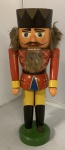 Boneco inglês em madeira, falta detalhe do pé, medindo: 26 cm alt.