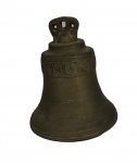 Grande sino em bronze, medindo: 16 cm alt. e 13 cm diâmetro.
