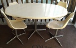 Espetacular mesa de design em fibra com pé cromado acompanha 4 cadeiras, medindo: 1,52 m x 89 cm x 77 cm alt.