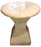 Mesa lateral em mármore, medindo: 56 cm alt. x 47 cm diâmetro.