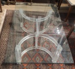 Mesa de centro, base toda em acrílico com tampo de vidro, medindo: o tampo: 1,32 m x  80 cm x 46 cm alt.