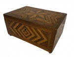 Linda caixa de mesa, madeira toda marchetada, medindo:  26 cm x 19 cm e 14 cm alt.