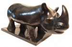 SONIA EBLING - escultura de bronze patinada, representando rinoceronte, base de mármore, medindo: 46 cm comp. x 20 cm alt.