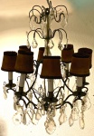 Lindo e delicado lustre para 8 luzes, em bronze e acabamento cristal, medindo: 50 cm diâmetro. x 90 cm alt.