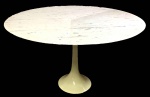 SAARINEN - Antiga mesa de jantar, tampo redondo, em mármore de Carrara base em alumínio fundido na cor predominante branco, medindo: 1,24 m diâmetro x 69 cm alt.