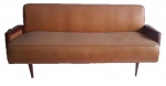 Lindo sofá anos 60 de design, pé palito, medindo: 72 cm alt. x 1,80 m comp. x 68 cm prof.