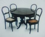 Mesa oval em madeira nobre, estilo inglês, acompanha 4 cadeiras com palhinha de plástico.