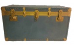 Lindo baú revestido em couro com apliques em metal, medindo: 56 cm alt. x 53 cm larg. x 1,00 m comp.