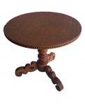 Linda mesa lateral em madeira nobre, medindo: 75 cm alt. x 80 cm diâmetro.