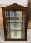 Espetacular cristaleira de parede em madeira, 4 prateleiras de vidro. Med. 61cm x 40cm x 21cm.