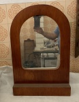 Antigo Espelho em forma de Capela, moldura em madeira nobre padrão canela -  med. 40cm x 63cm