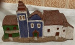 COLECIONISMO - Casa europeia elaborada em Biscuit ricamente policromada. Med. 17cm x 32cm