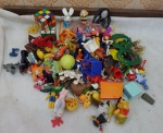Colecionismo - Brinquedos antigos diversos conforme fotos, com cebolinha  e smurfs. Total aproximado de 100 peças.