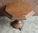 Belíssima mesa lateral feitio octogonal de madeira nobre, pequena falha na placagem - 60x58x60cm (RETIRADA EM BANGU)
