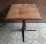 Mesa de bar em madeira maciça. No estado. Med. 73 x 70 x 70 cm. No estado (RETIRADA EM BANGU)
