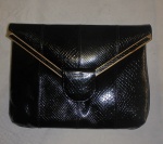 Bolsa de mão feminina em courino preto brilhoso