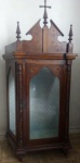 Antigo oratório em madeira .Porta e laterais emoldurando vidro - Medidas: 63x32x113 cm