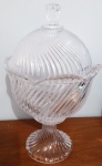 Belíssima bombonier em vidro com recortes - Diâmetro:  21 cm  Altura: 35 cm