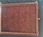 Lindo claviculário, com suporte para treze chaves, em bela moldura em madeira, protegido por vidro, com porta - Medidas: 37x46 cm