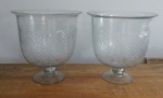 Dois vasos decorativos em vidro, todo trabalhado em detalhes delicados - Diâmetro: 29 cm e Altura: 30 cm Lote noa pode ser despachado pelo correio.