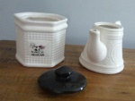 Tres peças em cerâmica, pote, tampa e bule- Medidas: 13x19 cm ( pote) Altura: 10 cm ( bule)