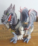 Boneco dragão em material sintético - Medidas: 10x20x17 cm