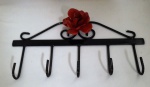 Lindo cabideiro de parede em metal com cinco ganchos e delicado suporte com flor na tonalidade vermelha  Medidas: 29x15 cm
