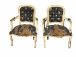 Duas cadeiras estilo Luiz XV, em madeira na cor branca laqueado,lote precisa troca estofado, vendido no estado.