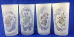 Quatro copos brancos com delicados desenhos - Altura: 13 cm