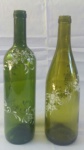 Duas garrafas em vidro verde com delicados desenhos pintado a mão - Altura: 29 cm e 28 cm