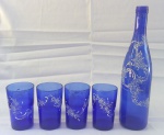 Uma garrafa em vidro na cor azul com quatro copos, delicado desenhos pintado a mão  - Altura: 31 cm e 11 cm