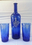 Uma garrafa com dos copos  em vidro na cor azul com delicados desenhos pintado a mão  - Altura: 30 e 14 cm