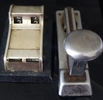 Antigo grampeador e calendário - Medidas: 16x5x9 cm e 9x10x5 cm - Lote no estado, oxidado e com marcas do tempo.
