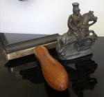 Escultura em metal e rolinho com cabo de madeira.