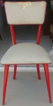 Antiga e elegante cadeira em madeira, , com assento e encosto em tecido sintético - Medidas: 42x40x87 cm - Lote no estado, material sintético descascando.