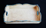 Bandeja de madeira com patina nas cores branca e bege. Medida 35x22cm