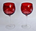 Par de belíssimas taças para vinho, ricamente lapidadas e em belo tom vermelho. Peças em excelente estado e sem uso.