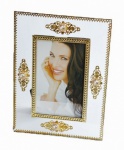 Porta retrato em vidro espelhado com belos acabamentos e aplique em metal dourado. Peça sem uso e na caixa original. Medida 16x10cm para foto e medida total 23x18cm.