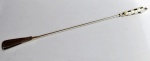 Calçadeira longa em metal cromado de qualidade com cabo em madrepérola. Medida 60 cm de comprimento. Peça sem uso e na caixa original.