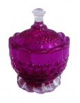 Belo púcaro em vidro prensado em rico tom violeta com tampa de puxador lapidado translúcido. Medida 12 cm de altura.